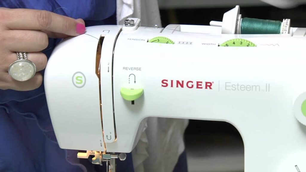Cómo enhebrar la máquina de coser y devanar la bobina